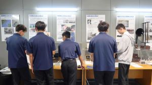 三浦学苑高等学校がYRP無線歴史展示室で探求授業