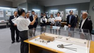 「横須賀海洋・IT教育の会」がYRP無線歴史展示室を見学