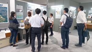 「技術の原点を知る!」日本無線の新入社員一行が無線歴史展示室を見学